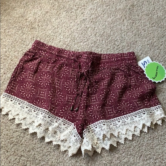 Size small shorts with price tag - Picture 1 of 1